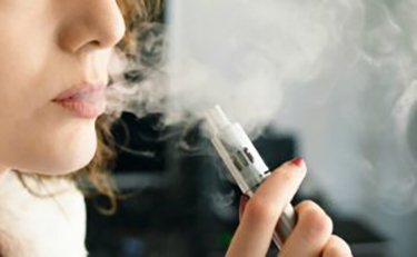 Il fumo delle sigarette elettroniche uccide le cellule della mucosa orale